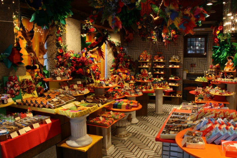 vitrine-LES MUJOULS-min_candy_store_chocolate_shop_chocolate_switzerland-393515