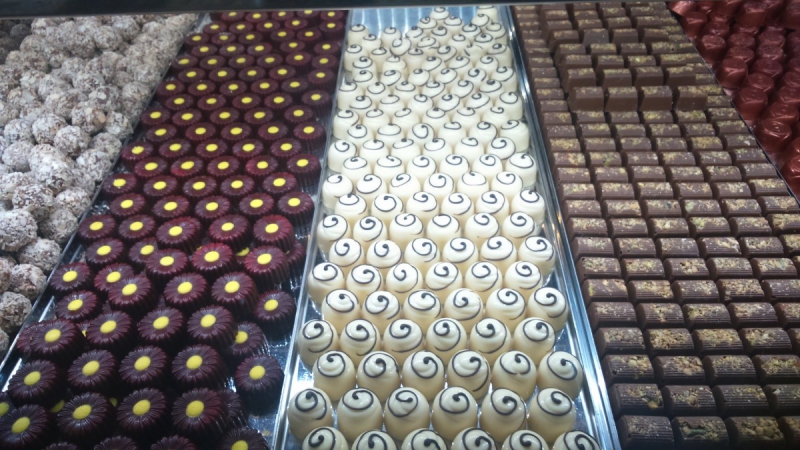 vitrine-LES MUJOULS-min_chocolates_milk_chocolate_white_chocolate_truffles_candy_food_treat_cacao-1213769